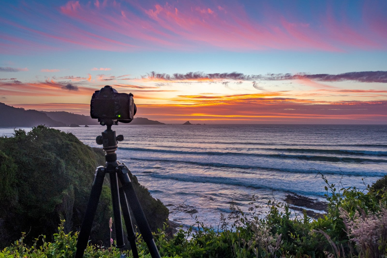 kamera på stativ tager timelapse ved kysten under solnedgang - Short Term Timelapse - den lette timelapse teknik